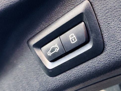 Used 2024 BMW X7 xDrive40i w/ Premium Package image 38