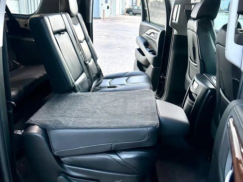Used 2018 Cadillac Escalade ESV Premium Luxury AWD/4WD image 17