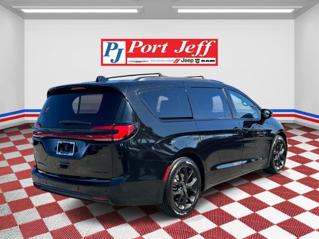 Certified 2025 Chrysler Pacifica Limited FWD image 4