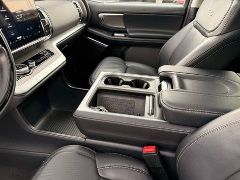 Used 2025 Ford Expedition Platinum image 26