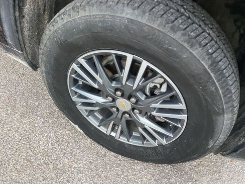 Used 2025 Chevrolet Traverse LT image 8