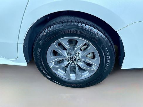 Certified 2021 Toyota Sienna XLE FWD image 37