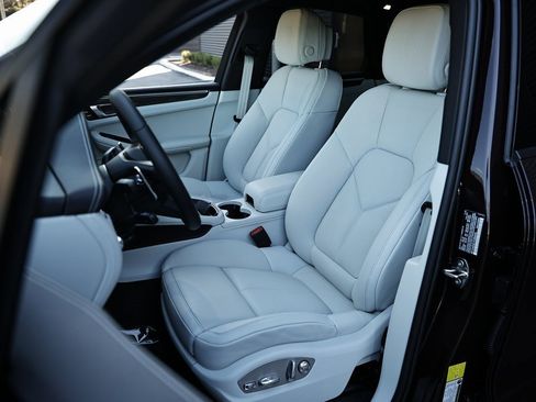 New 2026 Porsche Macan image 5