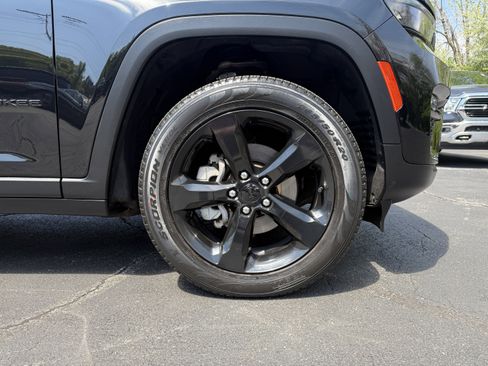 Used 2023 Jeep Grand Cherokee Limited w/ Black Appearance Package AWD/4WD image 9