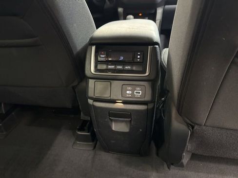 Used 2024 Subaru Ascent Premium w/ Convenience Package AWD/4WD image 13