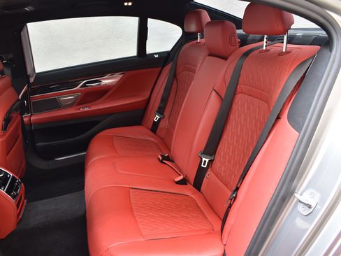 Used 2021 BMW 750i xDrive w/ Executive Package image 25