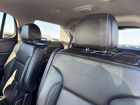 Used 2023 GMC Acadia SLT w/ Elevation Edition image 34