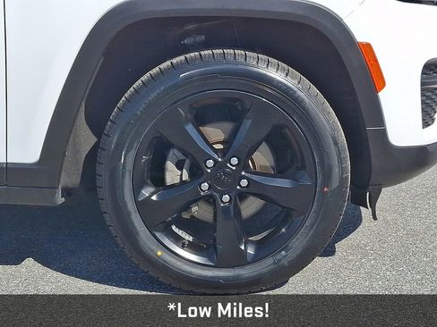 Used 2023 Jeep Grand Cherokee Altitude AWD/4WD image 10