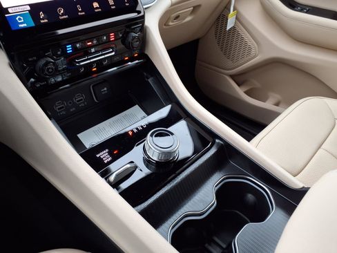 New 2025 Jeep Grand Cherokee L Limited image 16