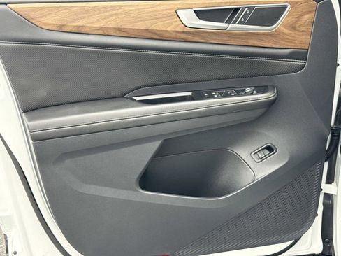 Used 2024 Volkswagen Atlas SE image 17