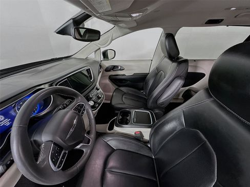 Used 2023 Chrysler Pacifica Touring-L FWD image 5