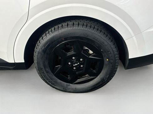 Used 2025 Kia Carnival FWD image 11