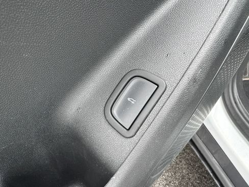 Used 2025 Chevrolet Traverse LT AWD/4WD image 16