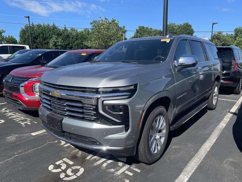 Used 2025 Chevrolet Suburban Premier RWD image 3