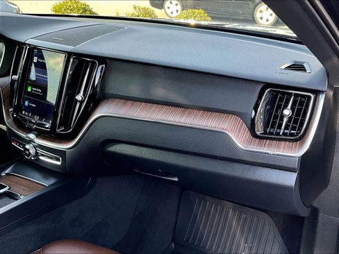 Used 2022 Volvo XC60 B5 Momentum AWD/4WD image 13