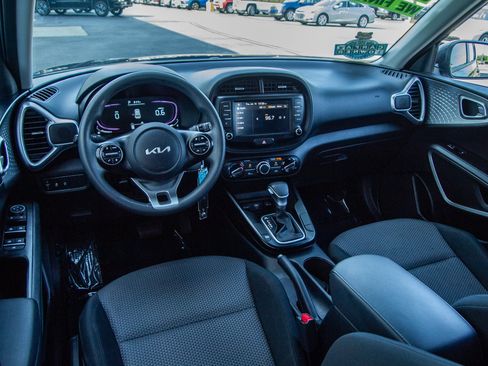 Used 2025 Kia Soul LX FWD image 26