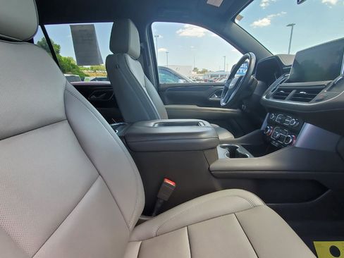 Used 2021 GMC Yukon SLT w/ SLT Luxury Package image 4