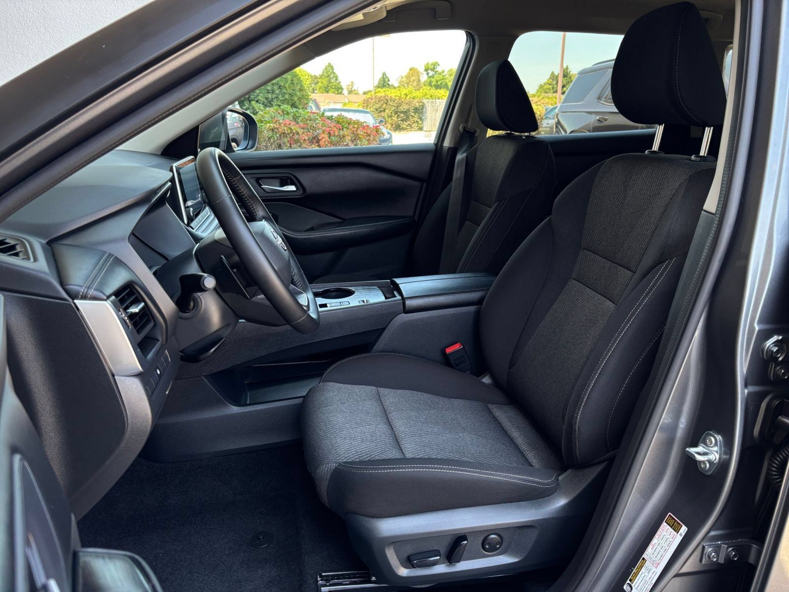 Used 2025 Nissan Rogue SV FWD image 37