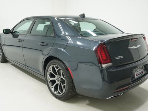 Used 2018 Chrysler 300 S w/ 300S Premium Group image 6