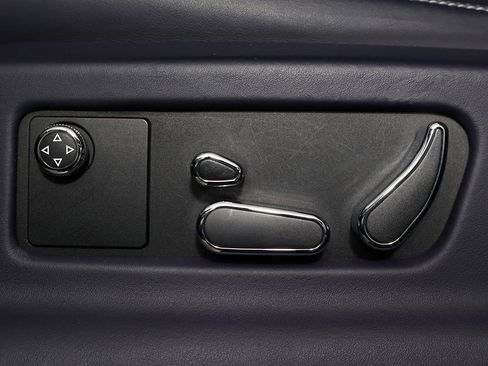 Used 2019 Bentley Bentayga image 28