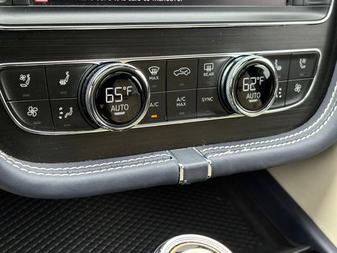 Used 2019 Bentley Bentayga AWD/4WD image 29