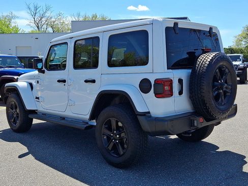 Used 2022 Jeep Wrangler Unlimited Sahara AWD/4WD image 4