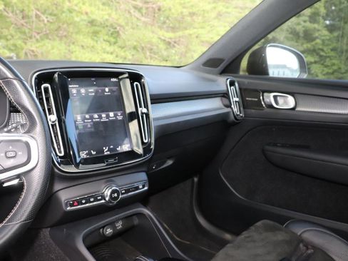 Used 2019 Volvo XC40 T4 R-Design FWD image 13