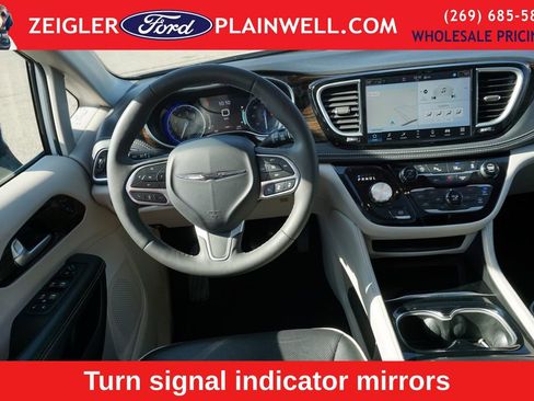 Used 2024 Chrysler Pacifica Limited FWD image 15