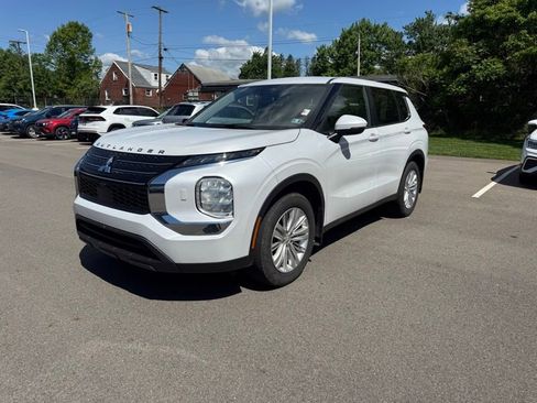 Used 2024 Mitsubishi Outlander ES AWD/4WD image 3
