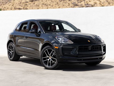 Certified 2025 Porsche Macan AWD/4WD image 9