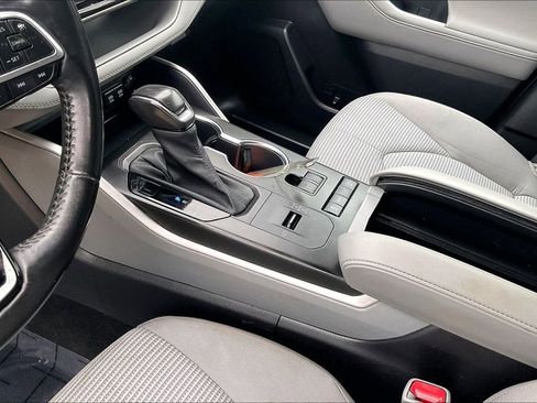 Used 2020 Toyota Highlander LE image 16