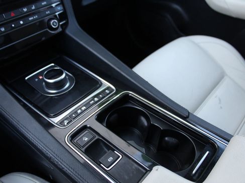 Used 2020 Jaguar F-PACE Prestige AWD/4WD image 31