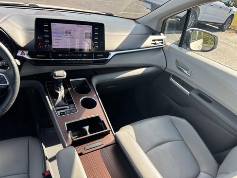 Used 2021 Toyota Sienna XLE image 20