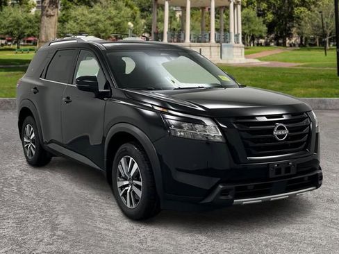 Used 2024 Nissan Pathfinder SL w/ Black Appearance Package AWD/4WD image 3