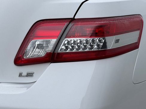 Used 2011 Toyota Camry LE image 12