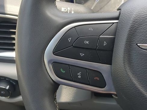 Used 2023 Chrysler Pacifica Touring-L FWD image 31