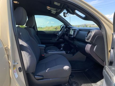 Used 2018 Toyota Tacoma TRD Off-Road w/ Technology Package AWD/4WD image 33