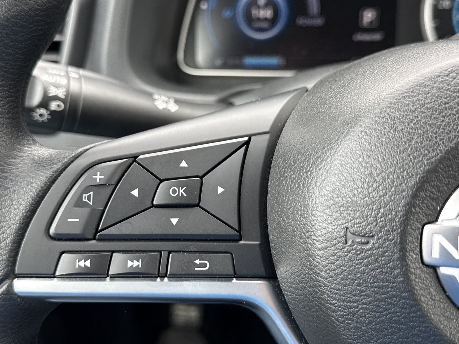 Used 2025 Nissan Leaf S FWD image 19