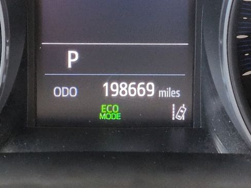 Used 2021 Toyota C-HR XLE FWD image 24