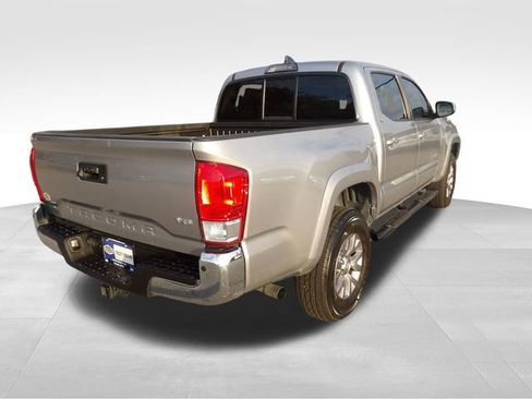 Used 2017 Toyota Tacoma TRD Sport image 7