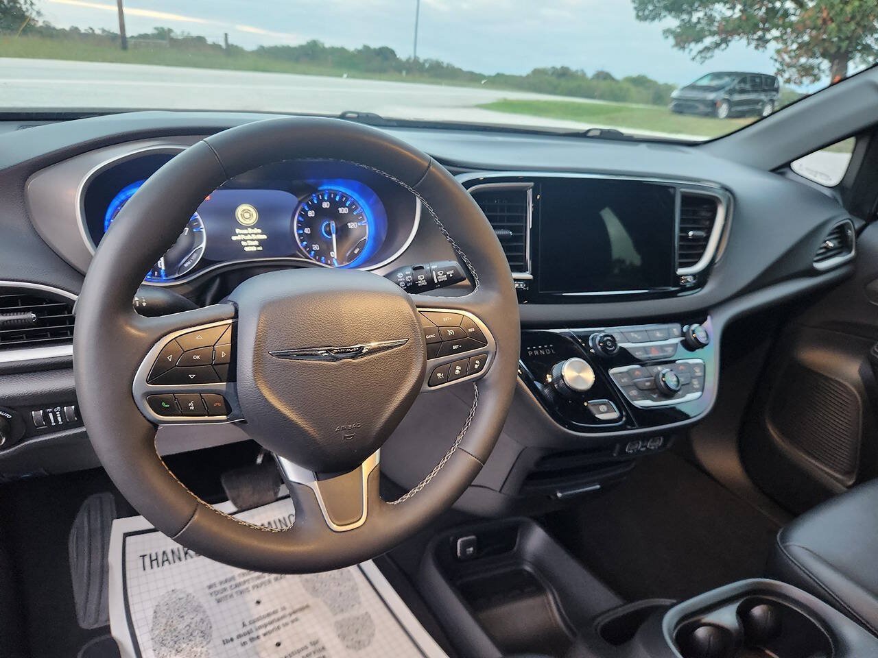 Used 2025 Chrysler Pacifica Select FWD image 3