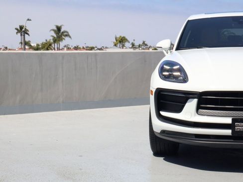 Certified 2022 Porsche Macan AWD/4WD image 12