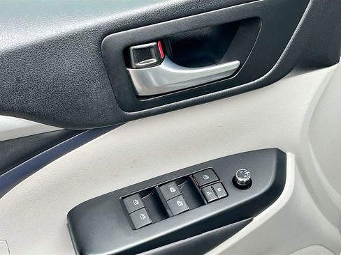 Used 2018 Toyota Highlander XLE image 12