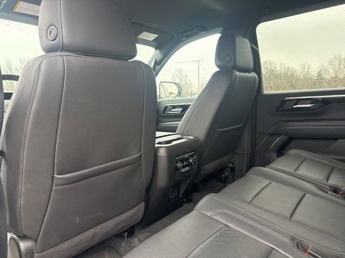Used 2025 Chevrolet Suburban Z71 image 11
