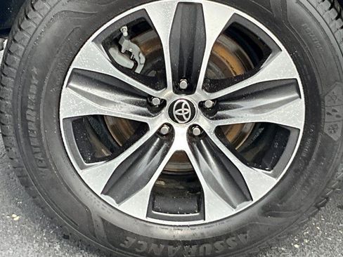 Used 2021 Toyota Highlander XLE AWD/4WD image 9