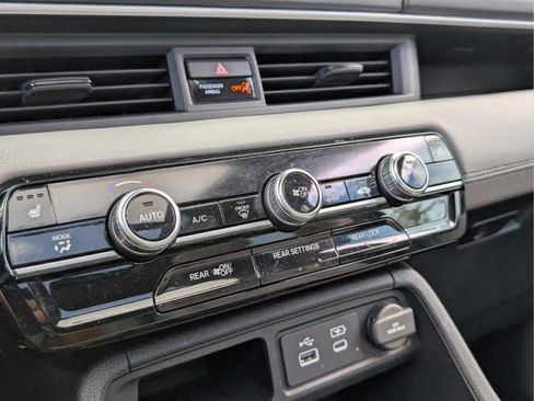 Used 2023 Honda Pilot Touring image 38
