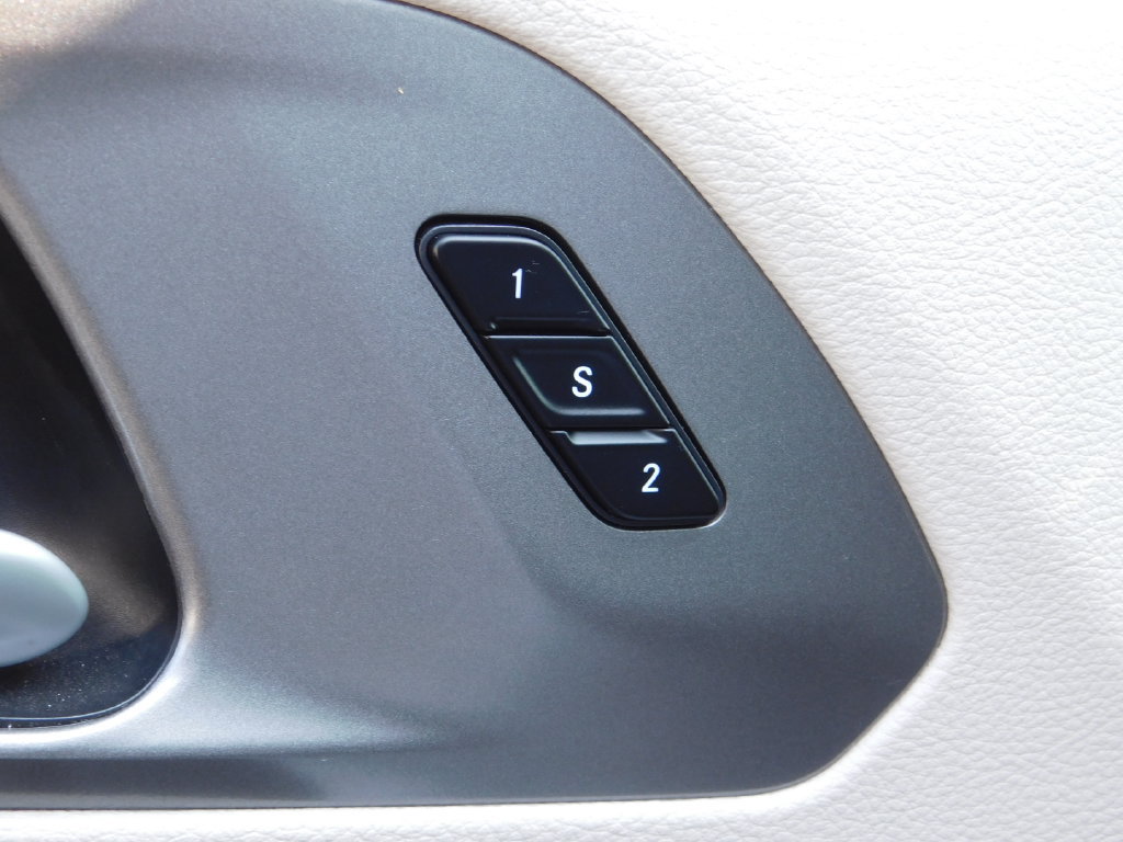 Used 2024 Chrysler Pacifica Touring-L FWD image 17