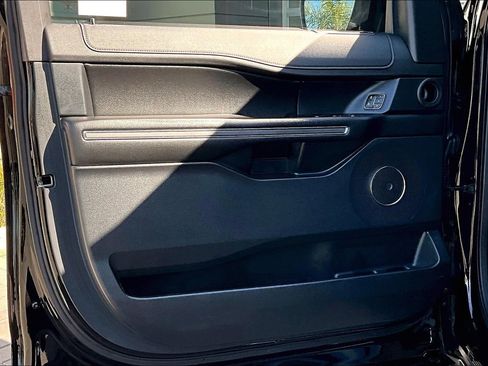 Used 2021 Ford Expedition XLT image 23