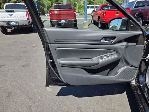 Used 2025 Nissan Altima 2.5 SV FWD image 12