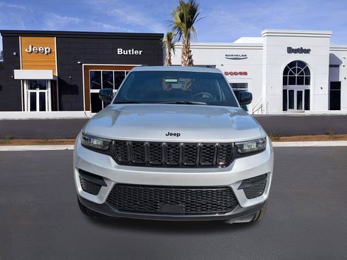 New 2025 Jeep Grand Cherokee Altitude image 9